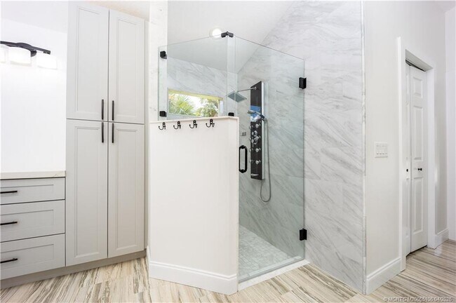 Building Photo - 5936 NW Brenda Cir