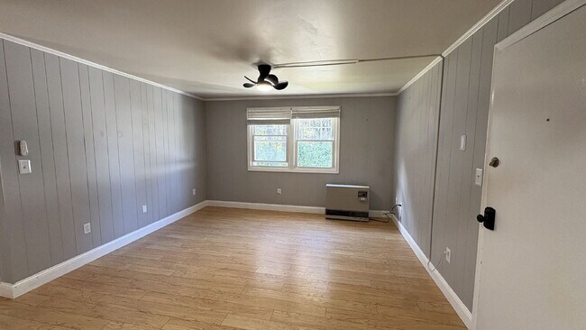Building Photo - Bright & Sunlit 2nd-Floor Unit in Peaceful Kittery Setting!