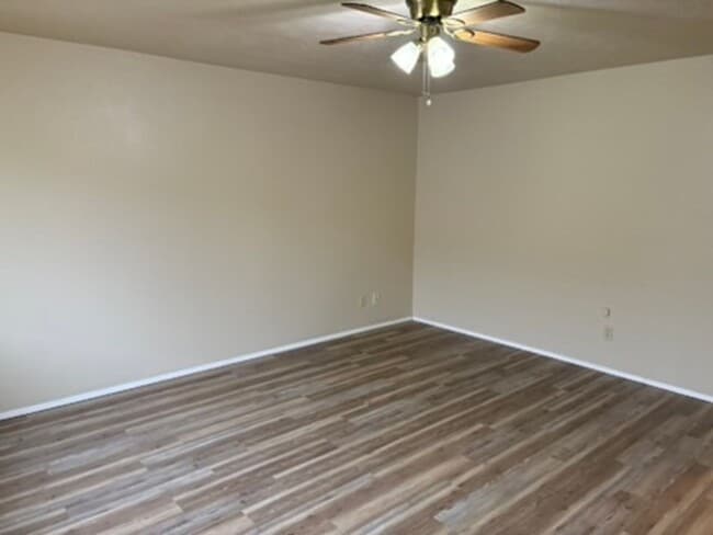 Building Photo - MP149 - 1014-1016 E Crown Ave