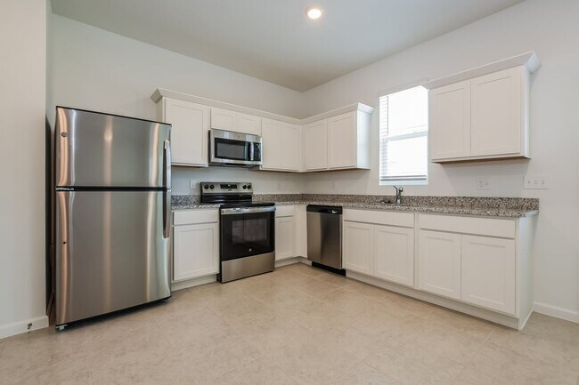 Building Photo - 2042 Hemingway Cir