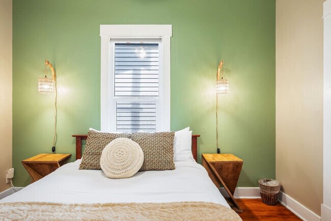 Building Photo - 720 NE 47th St