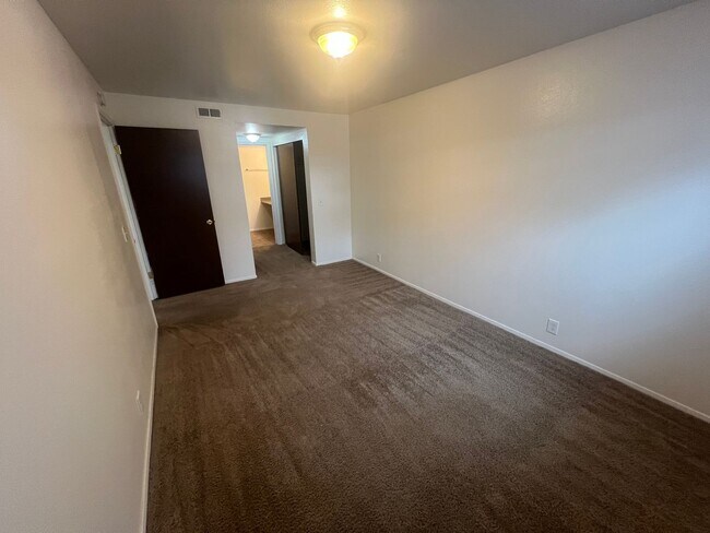 Building Photo - Spacious 2 bed/2 bath in Millcreek-**Move in Special-1/2 off first month**
