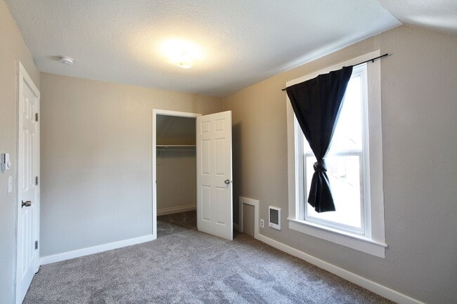 Building Photo - In Town Great Location Two Bedroom Unit