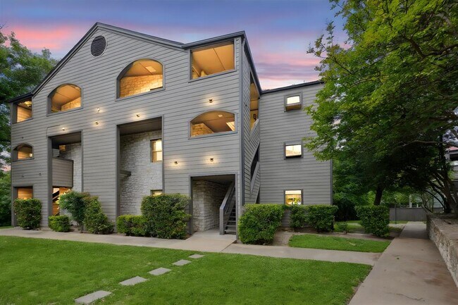Primary Photo - 1510 W N Loop Blvd