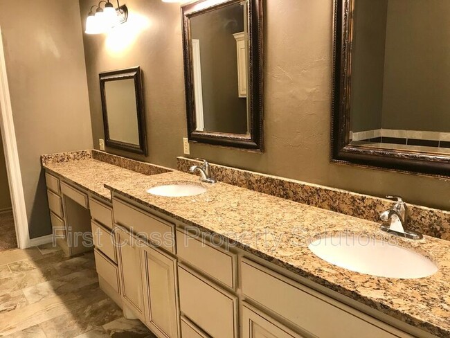 Building Photo - 1721 Sharon Dr