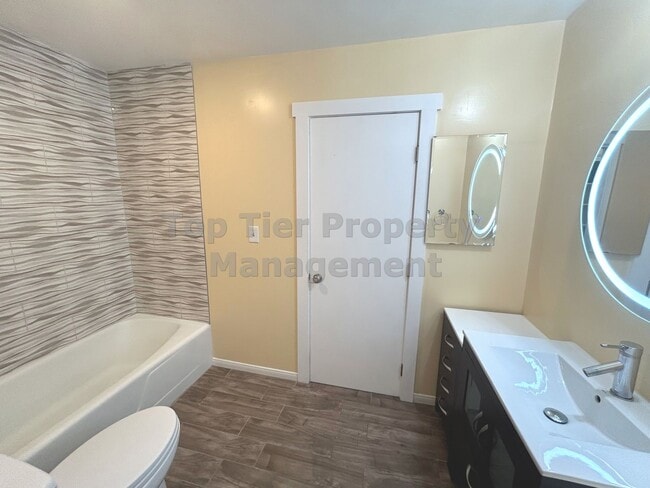 Building Photo - ***Oceanside Charmer 3 bed / 2 bath House ...