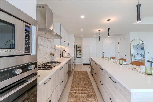 Building Photo - 333 S New River Dr E