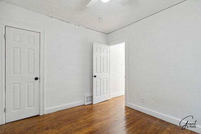 Building Photo - 4 Bedroom 2 Bath $1700