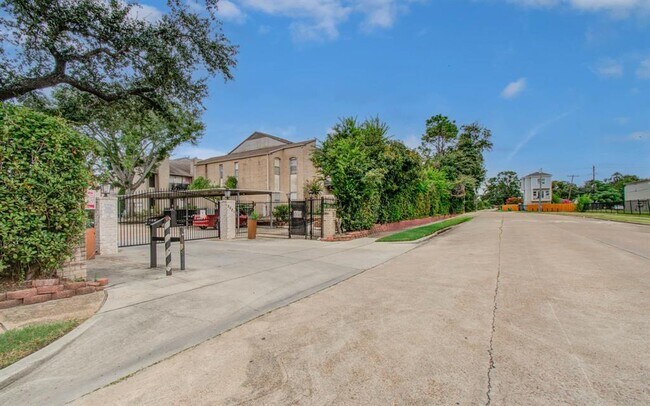 Building Photo - 2021 Spenwick Dr