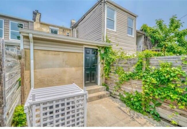 Building Photo - Stunning Newly Renovated 2 Bedroom 1 Bathroom