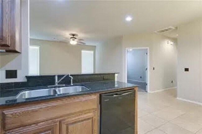 Building Photo - 1/2 Off the 1st Month's Rent - 6 Month Lea...