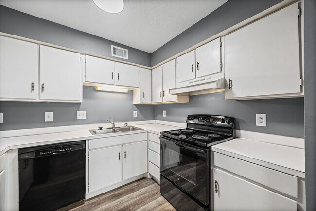 Building Photo - Convenient 1 Bedroom, 1 Bath first-floor condo located in Pawtuckett on the Green near the airpor...