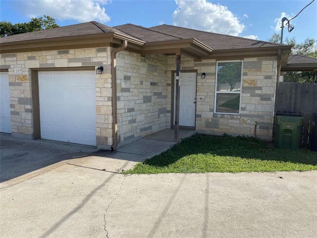 Building Photo - 1375 Loop 332