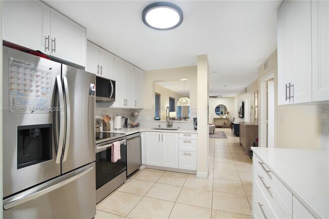 Building Photo - 6245 SW 47th Manor