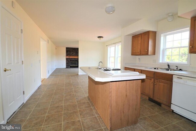 Building Photo - 412 Pauline Dr