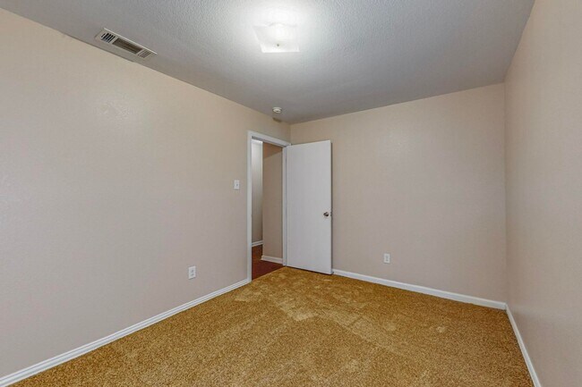 Building Photo - Charming 3-Bedroom Home on Treed Cul-de-Sa...