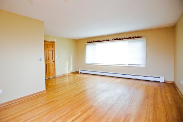 Living room/dinning room - 6523 N Northwest Hwy