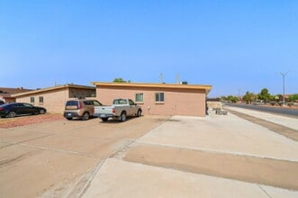 Building Photo - 2 bedroom, 1 bathroom single-story duplex