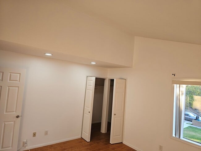 Building Photo - Remodeled 2bedroom 1.5 Bath Townhouse