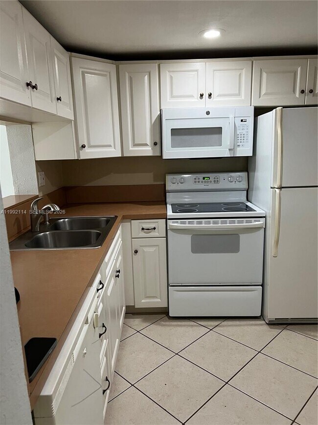 Building Photo - 10845 SW 112th Ave