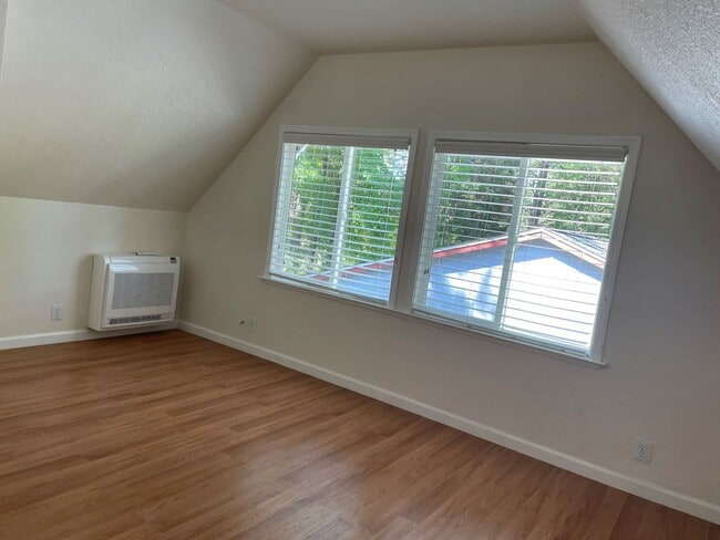 Building Photo - 4 bedroom, 2 bath home in Lake Wildwood ga...