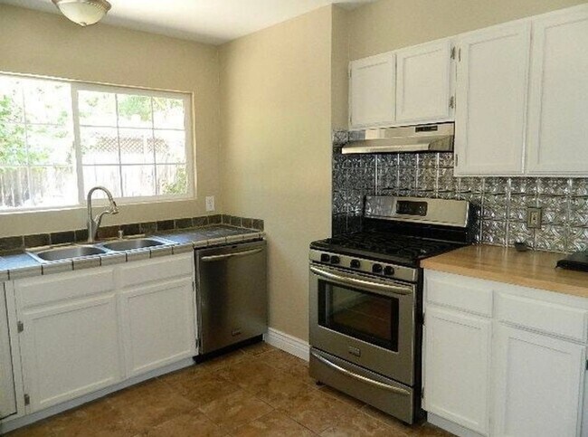 Building Photo - Concord, Holbrook Heights Charming 3-Bed, 2-Bath Home - 16 Month Lease