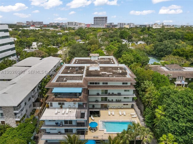 Building Photo - 2539 S Bayshore Dr