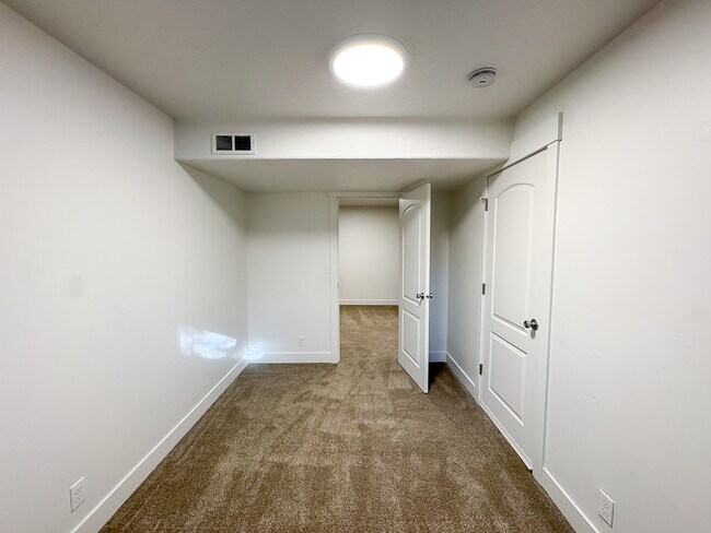 Building Photo - 1340 E Navajo Dr