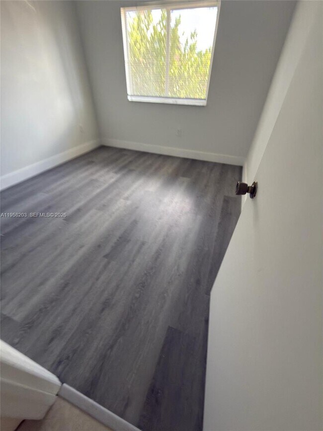 Building Photo - 930 NE 34th Ave