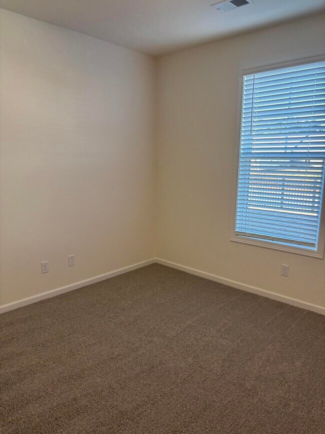 Building Photo - 370 Acorn St