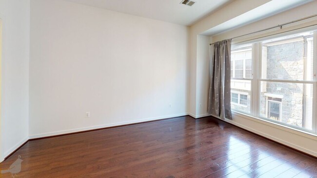 Building Photo - 517 Regent Pl NE
