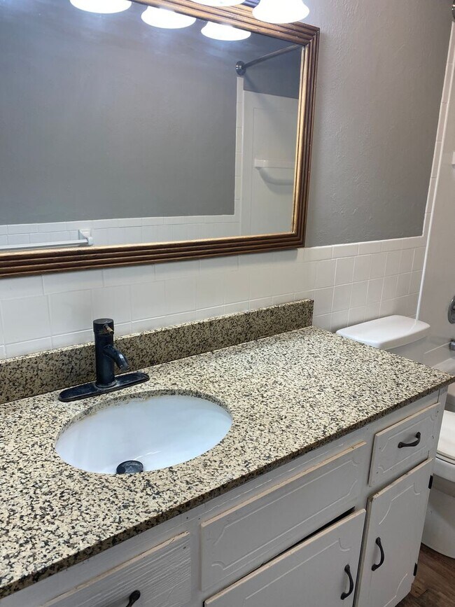 Building Photo - 3 bedroom/1.5 bathroom house/2 car garage