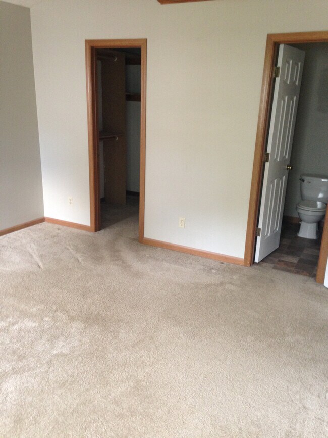 Building Photo - Large 4 Bed, 2 Bath Home