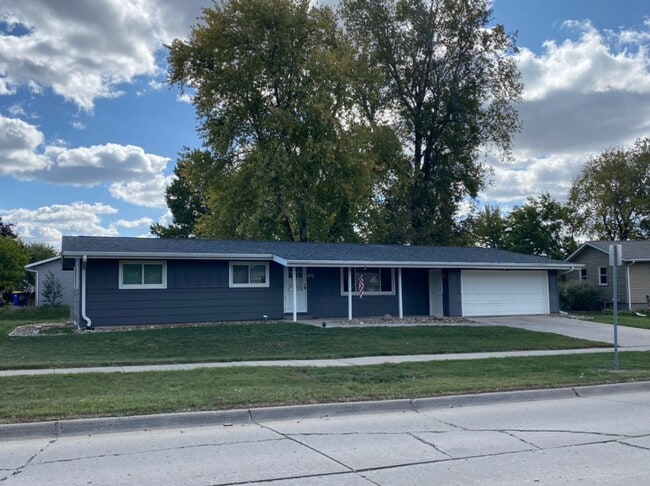 Building Photo - $2,300 | 5 Bedroom, 2 Bathroom HOUSE | Pet...