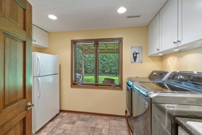 Building Photo - 9378 Olympia Dr