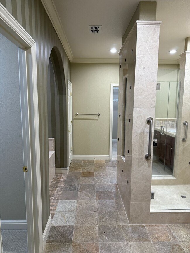 Building Photo - Beautiful 3 bedroom plus loft and office in highly sought Serrano community!