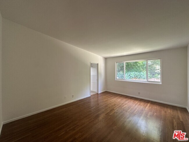 Building Photo - 1555 San Ysidro Dr