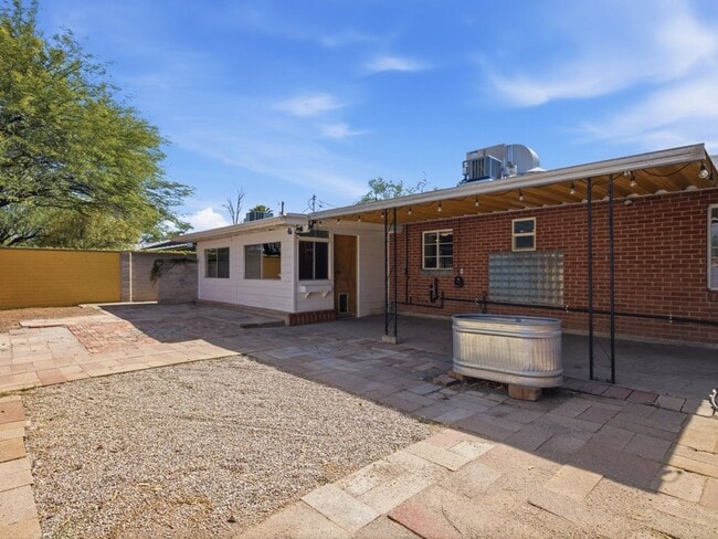 Building Photo - Charming 2-Bedroom Home with Vintage Character & Modern Comforts