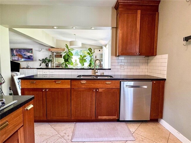 Building Photo - 2836 Dakota Ave S