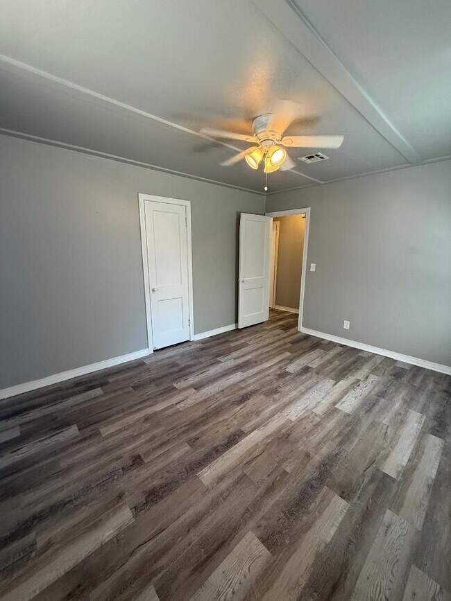 Building Photo - 1 Bedroom 1 Bathroom Duplex For Lease NOW!