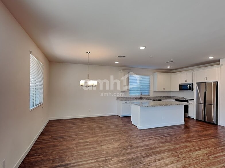 Building Photo - 4308 S 105th Dr