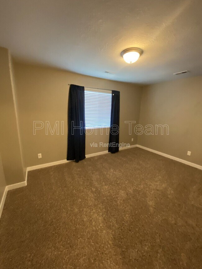 Building Photo - 972 Stonehaven Dr