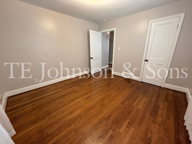 Building Photo - Charming 3-Bedroom Home with Screened Porc...