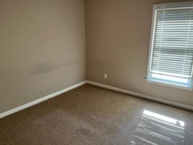 Building Photo - Available now! $500 first months rent!!