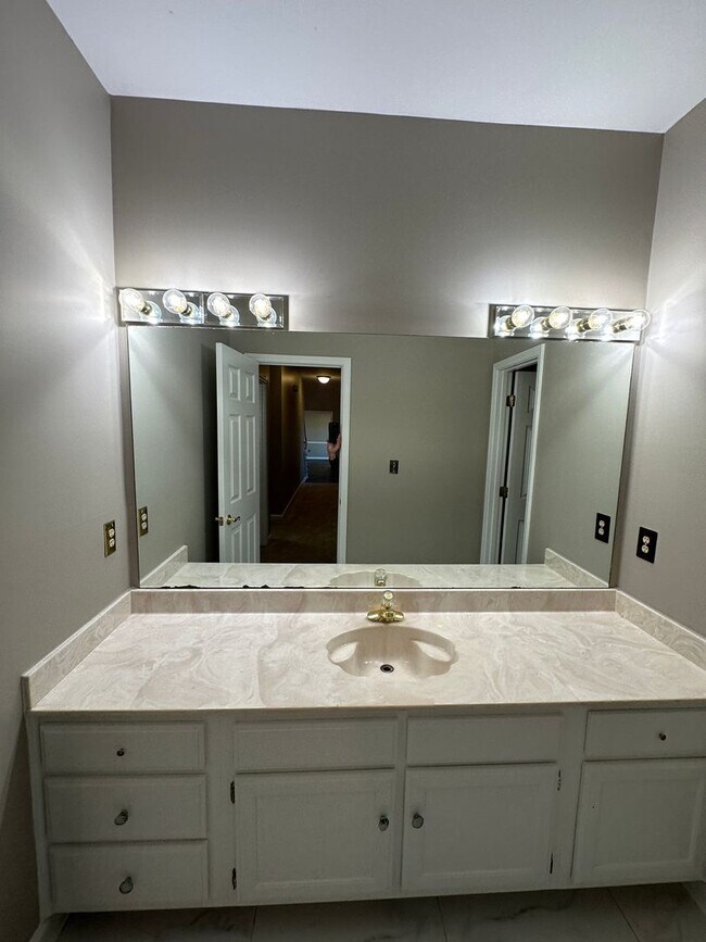 Building Photo - Elegant 4 BR w/POOL MAINTENANCE INCLUDED near Cherokee Valley Golf Club