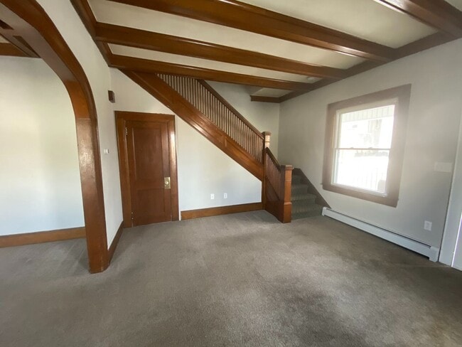 Building Photo - 820 Main St