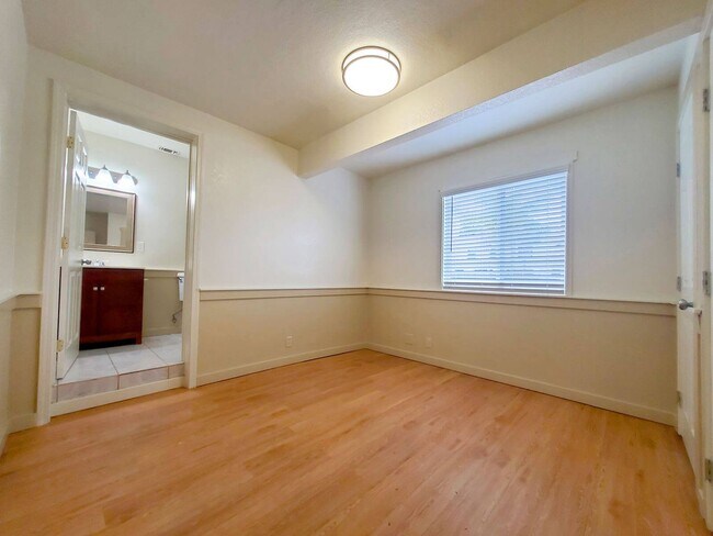 Building Photo - Mollison Duplex