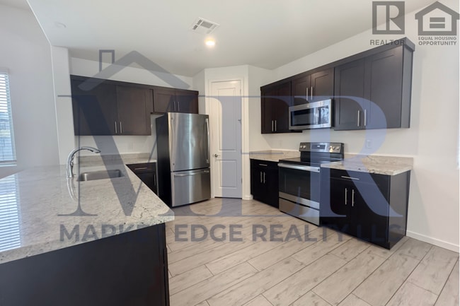 Building Photo - 3Bed/2.5Bath Townhouse at 7th St/Hatcher! Move-In Ready on 04/09/2026! -- NO HOA! ALL TILE FLOORING!