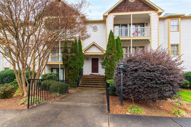 Building Photo - Charming Condo in Prime Raleigh Location!