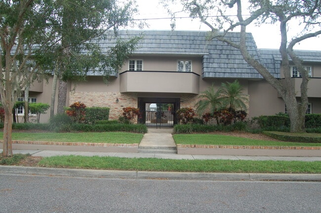 Building Photo - 1920 Woodcrest Dr